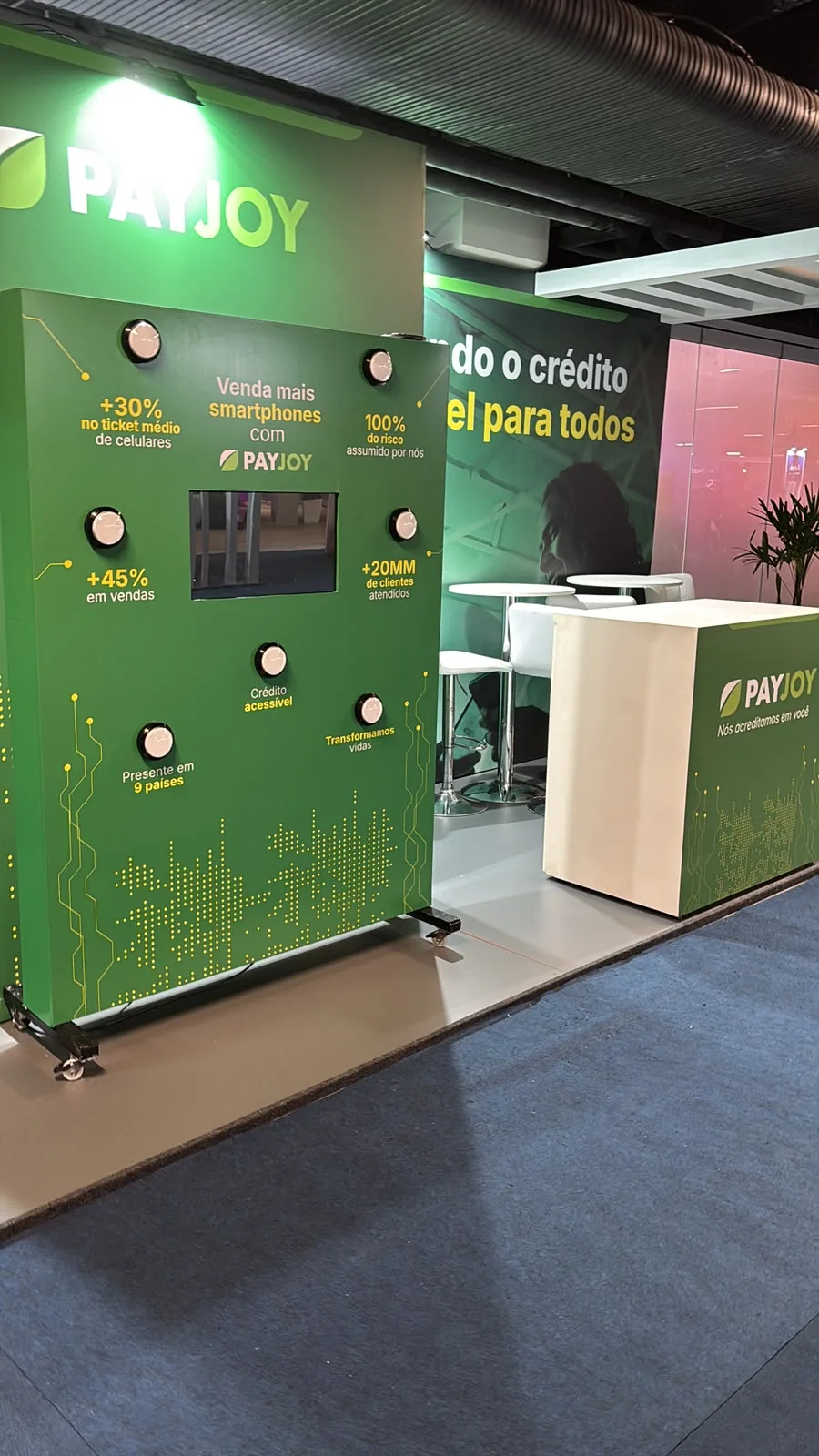 Batak da CZL no estande PayJoy em evento.